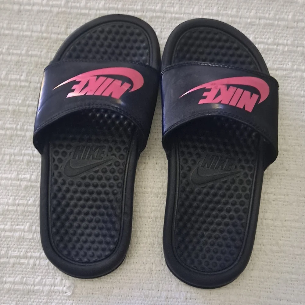 Nike Black and Pink Flip Flop Sandals - Picture 2 of 4
